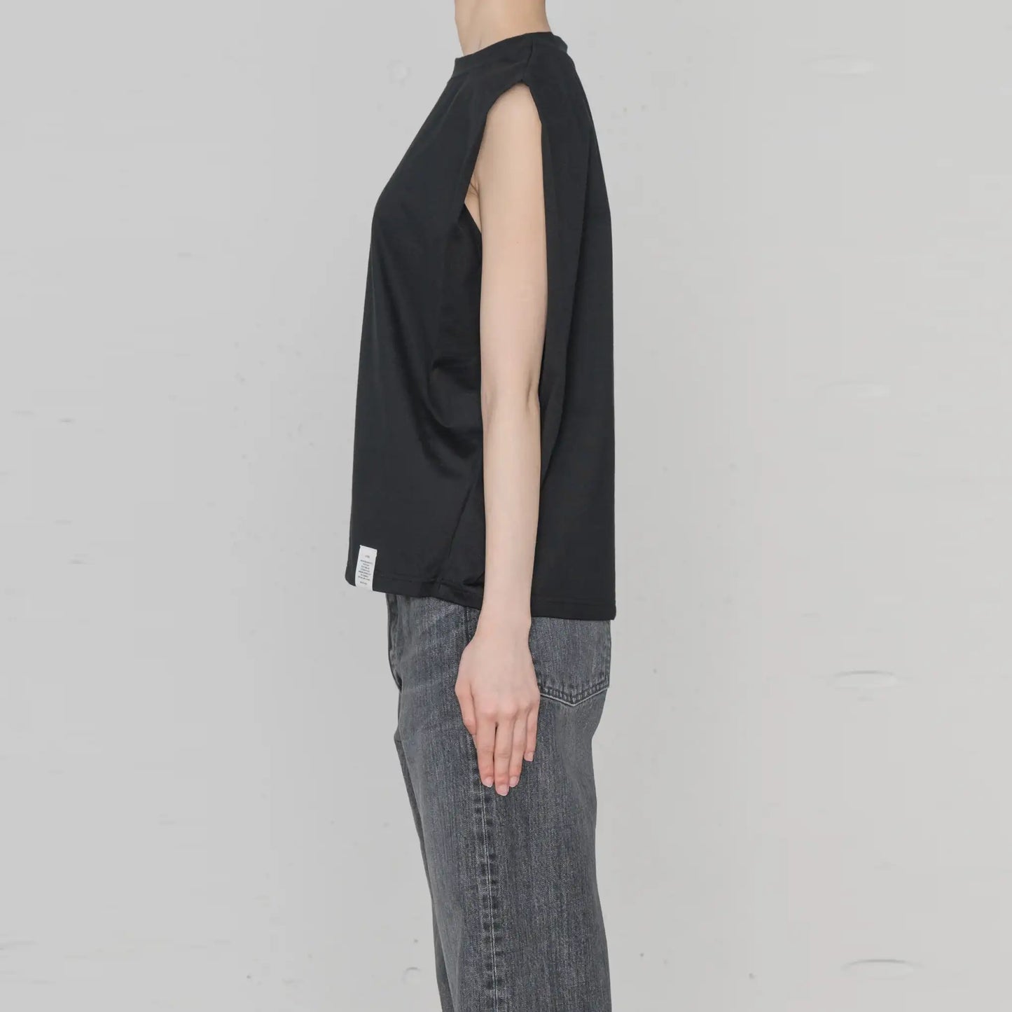 SLEEVELESS TEE