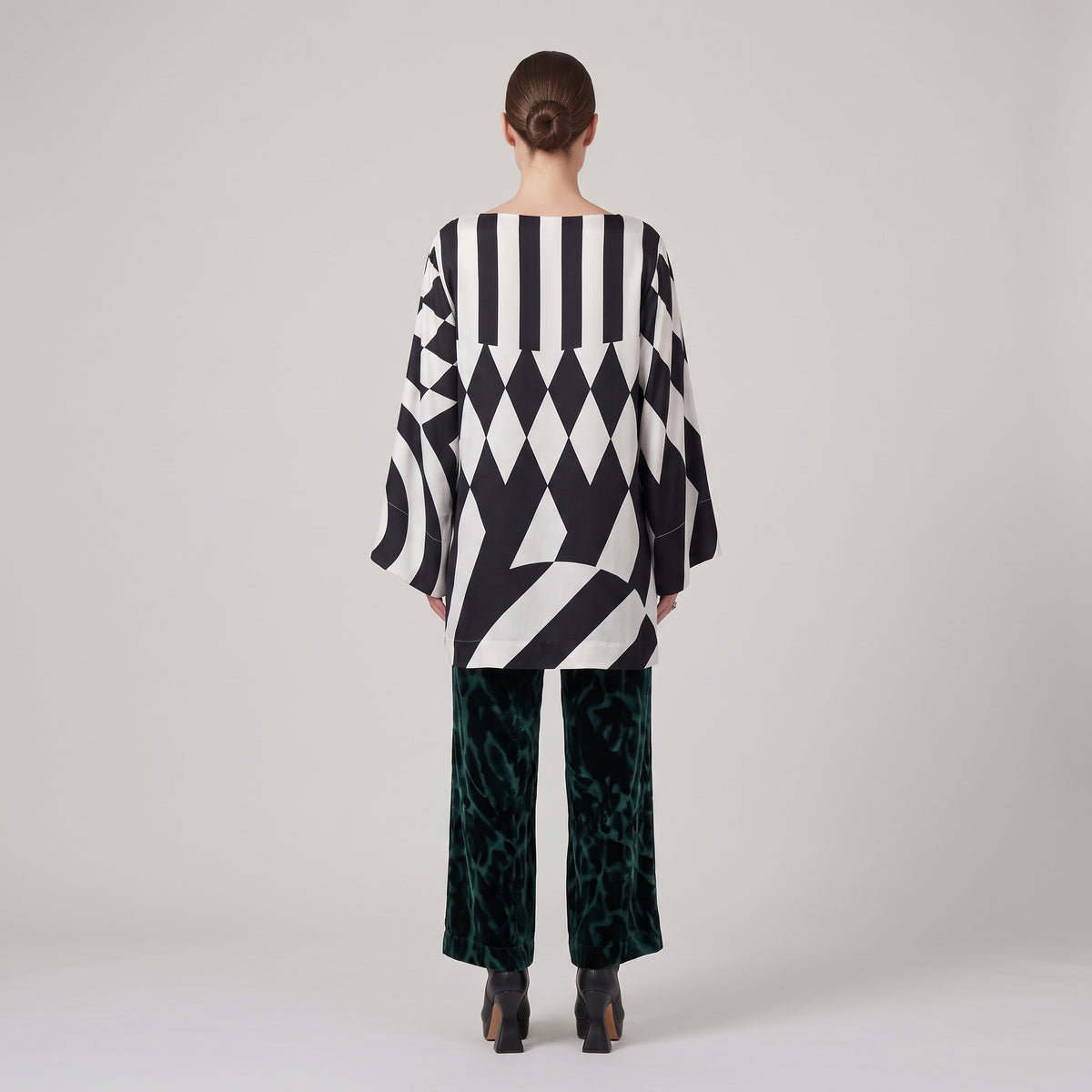 Monochrome Graphic Wide Sleeve Top