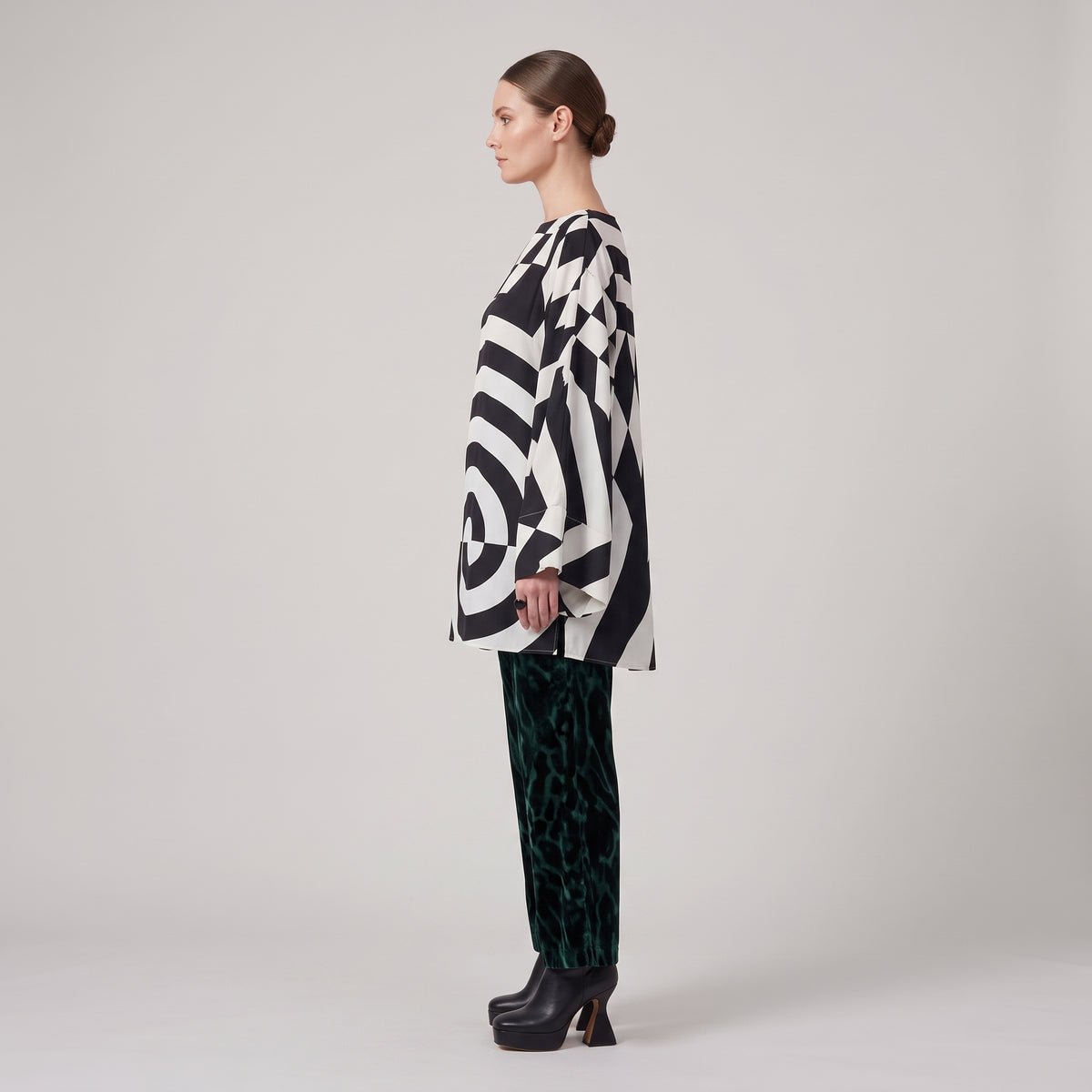Monochrome Graphic Wide Sleeve Top